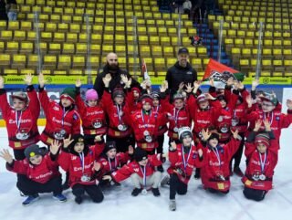 Unsere U7 hatte am vergangenen Wochenende ihr erstes „großes“ Turnier über zwei Tage! 🏒💪
Dabei haben sich unsere Kids mit starken Teams aus Bayern gemessen, darunter der EV Landshut, der SC Riessersee und der EV Landsberg.
Mit einer tollen Leistung am zweiten Turniertag konnte am Ende ein starker 7. Platz von 12 Mannschaften erreicht werden! 👏
Neben viel Einsatz auf dem Eis gab es vor allem jede Menge Spaß und viele tolle Eindrücke für unsere jungen Spieler.
Ein besonderes Highlight war außerdem die Medaillenübergabe durch die ehemalige Top-Biathletin Miriam Neureuther. Auch Felix Neureuther, ehemaliger Skirennfahrer, ließ es sich nicht nehmen, an den Turniertagen vorbeizuschauen. 🥇✨