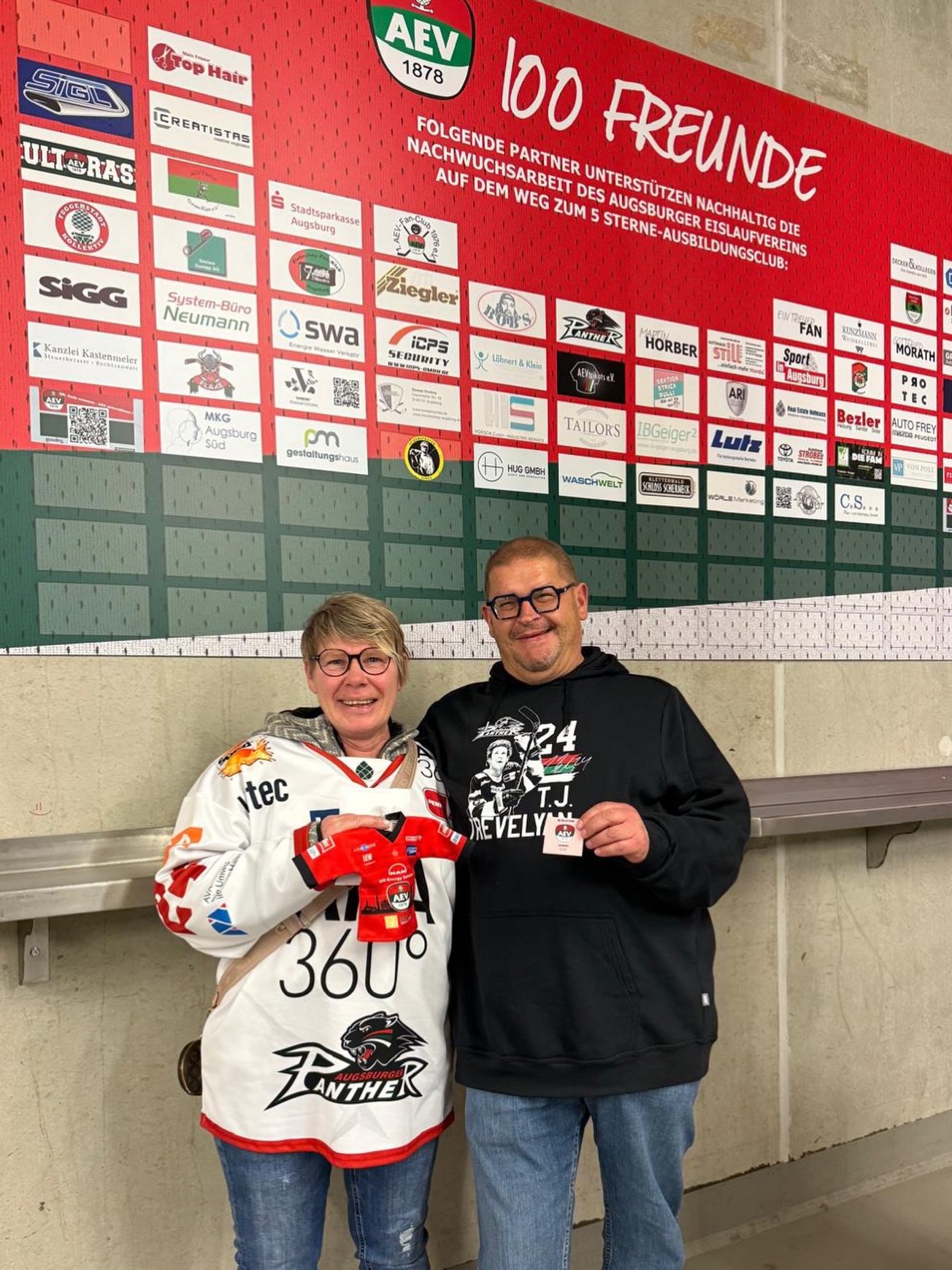 #AEV5050Lotterie - Den großen Gewinn am letzten Spieltag der @aevpanther nahm Yvonne aus Stätzling freudestrahlend entgegen.
Herzlichen Glückwunsch zu 2000 €uro. 💐🤗.
#ZukunftEishockey #NurDerAEV #AEVNachwuchs #lotto