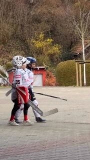 🏆 Reisacher Cup 2026 🏆

Die U9 des Augsburger EV krönt ein perfektes Wochenende in Landsberg und holt sich ungeschlagen den Turniersieg beim Reisacher Cup – zum ersten Mal seit 2013 und insgesamt zum dritten Mal für den AEV! ❤️💚🤍

Mit einem kleinen, hochmotivierten Kader von 15 Spielern blieb Augsburg in der Vorrunde ohne Punktverlust und setzte sich anschließend in der Zwischenrunde gegen starke Teams durch.

Mit beeindruckender Teamleistung, hoher Laufbereitschaft und tollem Zusammenspiel setzte sich Augsburg schließlich auch im Finale gegen den EHC Lustenau durch und sicherte sich damit den Turniersieg. Somit kehrt der Wanderpokal verdient zurück in die Fuggerstadt. 🏆 

Besondere Motivation gab es vor dem Endspiel durch Videobotschaften von AEV-Profi Alexander Blank und Vereinslegende T.J. Trevelyan. Das pushte die Jungs zusätzlich und sorgte für einen Gänsehautmoment. ❤️

Für ein wenig Abenteuer sorgte die besondere Infrastruktur. 🩴 
Die Kabinen waren ungewöhnlich weit von der Eisfläche entfernt, daher konnten Schlittschuhe und finale Ausrüstungsteile erst direkt am Eis angezogen werden – ein echtes „Turnier‑Erlebnis“, das die Kinder jedoch mit viel Humor meisterten.

#nurderaev #zukunfteishockey