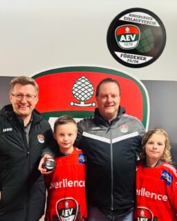 ❤️💚🤍 Danke, KFZ-Teile Sigl! 💙🤍
Letzte Woche durften wir unseren treuen Partner und Sponsor #KFZTeileSigl mit dem Fördererpuck 25/26 auszeichnen – ein kleines Zeichen für eine große, jahrelange Unterstützung unseres #aevnachwuchs. 🫶🏻
Holger, danke dir und deiner Familie für alles, was du seit so vielen Jahren einbringst: erst als Betreuer, jetzt als Mannschaftsleiter im Duo der U13. Dein Herz für den Nachwuchs spürt man in jedem Moment. 👏🏻❤️
Schaut gerne beim KFZ-Teile Team in Königsbrunn oder Stadtbergen vorbei – seit 50 Jahren eure Adresse von A… Auspuff bis Z… Zubehör.
#Regional #ZukunftEishockey AugschburgerJungs #Sponsoring