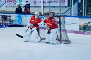 Stern-Cup in Deggendorf ⭐️

Eine spannende Herausforderung für unsere U11, die überwiegend mit Jungjahrgängen an den Start ging.

In den meisten Spielen konnten wir auf Augenhöhe mithalten.
Einige Begegnungen konnten unsere Kids nutzen, um wertvolle Erfahrungen zu sammeln und weiter zu wachsen. 🏒 

Am Ende belohnen wir uns bei 8 teilnehmenden Teams mit einem starken 5. Platz 👏 

Nach zwei intensiven Tagen voller Höhen und Tiefen traten unsere Kids gut gelaunt die Heimreise an.

THE DEVELOPMENT CONTINUES ❤️💚🤍

#nurderaev #zukunfteishockey