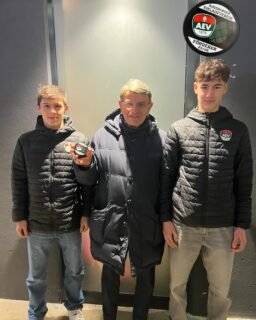 Ein riesiges Dankeschön an Gottfried Morath🙏🏒

Seit vielen Jahren unterstützt Gottfried unseren Nachwuchs beim AEV. Menschen wie er sind unbezahlbar für unseren Verein – denn ohne solche Unterstützung wäre es für unsere jungen Talente deutlich schwerer, ihren Weg im Sport zu gehen.

Als kleines Zeichen unserer großen Wertschätzung überreichte ihm unser Nachwuchs den Förderer-Puck als Dankeschön. 🏒❤️💚🤍

Lieber Gottfried, wir danken dir von ganzem Herzen für deinen Einsatz, deine Zeit und deine Leidenschaft für unseren Nachwuchs!

#AEV #Nachwuchs #Danke #Förderer #Teamgeist