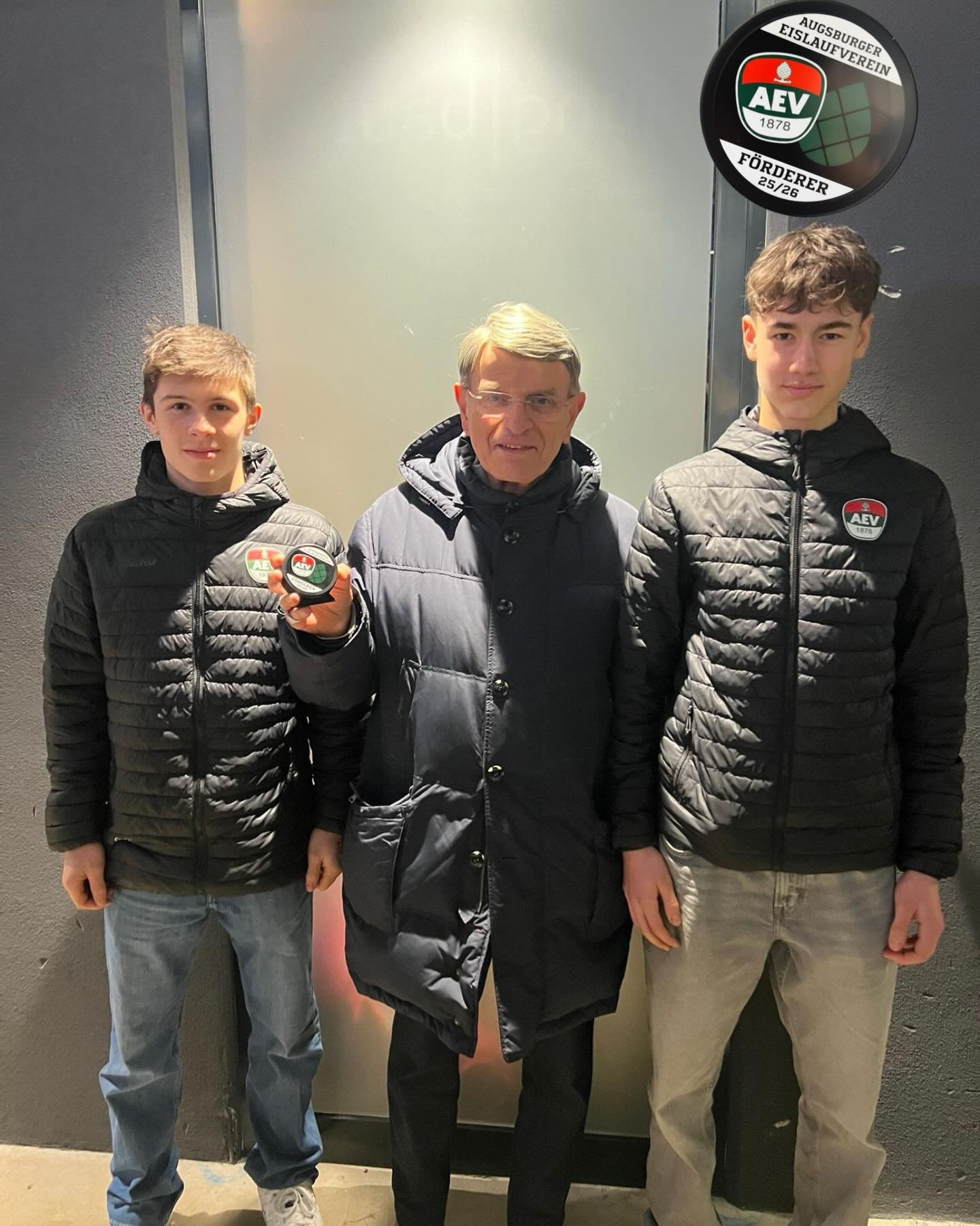 Ein riesiges Dankeschön an Gottfried Morath🙏🏒

Seit vielen Jahren unterstützt Gottfried unseren Nachwuchs beim AEV. Menschen wie er sind unbezahlbar für unseren Verein – denn ohne solche Unterstützung wäre es für unsere jungen Talente deutlich schwerer, ihren Weg im Sport zu gehen.

Als kleines Zeichen unserer großen Wertschätzung überreichte ihm unser Nachwuchs den Förderer-Puck als Dankeschön. 🏒❤️💚🤍

Lieber Gottfried, wir danken dir von ganzem Herzen für deinen Einsatz, deine Zeit und deine Leidenschaft für unseren Nachwuchs!

#AEV #Nachwuchs #Danke #Förderer #Teamgeist