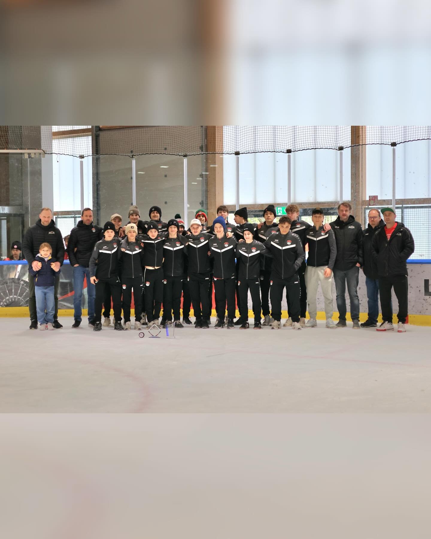 🏒 U15 - Saisonfinale voller Leidenschaft!

Die U15 des AEV hat beim DEL U15 Cup in Schwenningen ein Turnier mit packenden Spielen, starken Comebacks und echten Gänsehautmomenten erlebt. 💪🔥

Vom nervenaufreibenden Sieg gegen Köln bis zum dramatischen Viertelfinale gegen Dresden war in jedem Spiel spürbar, wie sehr die Jungs für ihren Sport brennen.

Auch wenn es am Ende Platz 8 wurde, hat das Team Herz, Wille und echten Teamgeist gezeigt – gekrönt mit der Auszeichnung als fairstes Team des Turniers. 🏆👏

Ein großes Dankeschön geht an unseren Partner Pharmpur, dessen Unterstützung über die gesamte Saison hinweg enorm geholfen hat. 🤝

#nurderaev #zukunfteishockey #delu15cup #Teamgeist #FairPlay