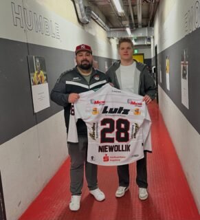 Schöne Überraschung im AEV-Kabinentrakt

Unser ehemaliger Nachwuchsspieler Marco Niewollik stattete uns heute einen kurzen Besuch ab. Ganz Eishockeydeutschland und die gesamte AEV-Familie waren im Februar 2025 zutiefst geschockt, nach seiner schwerwiegenden Wirbelsäulenverletzung während eines Oberligapieles für unseren Kooperationspartner EC Peiting. Umso mehr freut es uns, Marco wieder so gesund und munter zu sehen! Als kleines Andenken gab es ein aktuelles AEV-Trikot von seinem ehemaligen U20 Mannschaftsleiter überreicht. Niewo du bist jederzeit herzlich willkommen bei uns! 

#nurderaev #zukunfteishockey #einervonuns