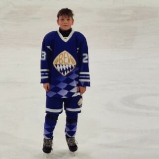 Internationales U12 Turnier in Zell am See

Vier Tage voller Tempo, Teamgeist und neuer Herausforderungen:
David Andreas vertrat unsere Farben ❤️💚🤍 in der U13 BEV‑Auswahl und sammelte wichtige Erfahrungen auf internationalem Eis.

Starke Leistung, David - bleib dran und gib weiter Gas!

#bevtalentfoerderung #NurDerAEV #ZukunftEishockey 
#bev #eishockey