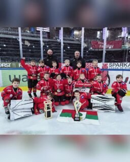 🏆 Was für ein Wochenende. Was für ein Team. 🏆 

16 Teams aus 7 Nationen - das ist das Spring Tournament in Bozen 🇮🇹

Für den Augsburger EV ist das U8-Turnier in Bozen ein ganz besonderes Highlight. Als einzige Gastmannschaft hat der AEV an allen 14 Ausgaben ununterbrochen teilgenommen. Und in diesem Jahr schloss sich der Kreis: 
Nach dem Titelgewinn bei der allerersten Ausgabe 2011 holten unsere Jüngsten den Pokal endlich wieder zurück nach Augsburg 🏆

Mit enormem Einsatz, grenzenloser Leidenschaft und beeindruckender Laufbereitschaft zeigten die Kids auf dem Eis, was es bedeutet „Pantherhockey“ zu spielen. 🏒

In zwei packenden Nervenkrimis setzten sie sich sowohl im Halbfinale gegen die Eisbären Berlin als auch im Finale gegen den EV Landshut mit jeweils 1:0 durch und feierten einen verdienten Turniersieg.

Unsere 2018er haben mehr als eindrücklich gezeigt, was Teamgeist bedeutet und was man gemeinsam als Mannschaft erreichen kann. ❤️💚🤍

#NurDerAEV #zukunfteishockey