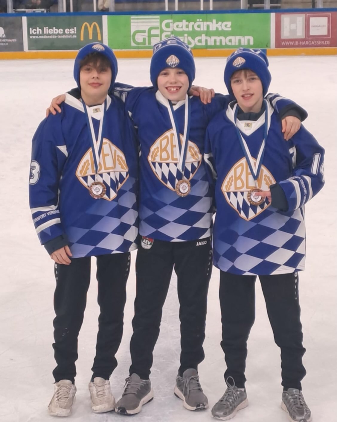 🏒Jahrgang 2013 beim U13 Bayerischen Jung-Löwen 2026
Beim U13 Bayerischen Jung-Löwen 2026 in
📍 Landshut
📅 01.–02.04.2026
zeigte die BEV-Auswahl eine starke Mannschaftsleistung und belegte die ersten beiden Plätze:
🥇 Team BLAU – Platz 1
🥈 Team WEISS – Platz 2
Mit dabei im Siegerteam Team BLAU waren auch drei Spieler aus dem AEV-Nachwuchs:
(v. l.) Philipp Karsten | Moritz Eisenbarth | Luca Wohlhüter
Wir gratulieren allen beteiligten Spielern zu diesem tollen Erfolg und sind stolz auf unsere AEV-Jungs! 👏💙
#AEV #bevtalentförderung #Junglöwen2026 #AEVNachwuchs #StolzAufEuch