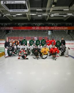 Ein großartiger Nachmittag voller Sport, Teamgeist und Begegnung! 🏒✨

Am 18. April 2026 durften wir im Curt-Frenzel-Stadion in Augsburg ein besonderes Para-Eishockey-Event erleben. Ein echtes Highlight war das gemeinsame Training der U17 des AEV, die zusammen mit den Para-Eishockeyspielern auf den Schlitten trainierten und so eindrucksvoll zeigten, wie viel Teamgeist und gegenseitiger Respekt in diesem Sport steckt.

Im Anschluss hatten auch die Zuschauer die Gelegenheit, Para-Eishockey selbst auszuprobieren und erste Erfahrungen auf dem Eis zu sammeln. Es war beeindruckend zu sehen, mit wie viel Begeisterung, Mut und Freude alle Teilnehmer dabei waren.

Ein herzliches Dankeschön an Anders Normal e.V. @andersnormal_ev, den Spielern der deutschen Para-Eishockey-Mannschaft
sowie dem Fachbereich Sport des Behinderten-Beirat Augsburg für die großartige Unterstützung.

Vielen Dank auch an @sportinaugsburg für die tollen Bilder 📸 sowie an alle Beteiligten, Helferinnen und Helfer und Teilnehmern, die diesen Nachmittag zu etwas ganz Besonderem gemacht haben! ❤️💚🤍

#ParaEishockey #InklusionImSport #SportFürAlle #GemeinsamStark #Augsburg