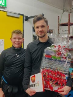 AEV U13 II – Eine besondere Bayernliga‑Premiere geht zu Ende
Eine ereignisreiche, lehrreiche und am Ende erfolgreiche erste Bayernliga‑Saison unserer U13 II liegt hinter uns.
Im vergangenen Sommer wagte das Trainerteam erstmals den Schritt, die zweite U13‑Mannschaft in der Bayernliga zu melden. Ein mutiger Schritt – und einer, der sich gelohnt hat.
Trainer Timo Sturm zieht ein klares Fazit:
Die Mannschaft hat die Erwartungen nicht nur erfüllt, sondern deutlich übertroffen.
In der Vorrunde verpasste das Team nur knapp die Platzierungsrunde I – es fehlte wirklich nicht viel. Doch die Kids ließen sich davon nicht bremsen. In der Rückrunde stabilisierte sich die Mannschaft weiter, steigerte sich von Spiel zu Spiel und zeigte, was in ihr steckt. Natürlich gab es auch Durchhänger, aber eines war immer spürbar: Spaß, Teamgeist und Leidenschaft für den Sport.
Ein riesiges Dankeschön geht an:
• Timo Sturm unserem Coach, sowie das gesamte Trainerteam der U13: Richard Künnemann und Torsten Fendt – für euren unermüdlichen Einsatz, eure Geduld und eure Begeisterung.
• Unser starkes Betreuerteam sowie die beiden Mannschaftsführer Holger und Nicole.
• Und nicht zuletzt an alle Eltern, die Woche für Woche Zeit, Energie und finanzielle Mittel investieren, damit die Kinder diesen großartigen Sport ausüben können.
Ihr alle seid ein Teil dieses Erfolgs.
Danke für eine Saison, die uns sehr viel Spaß bereitet hat.
#ZukunftEishockey #NurDerAEV #AEVu13 #SportinAugsburg #AugschburgerJungs