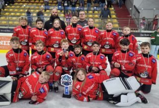 Pizza, Eis und ein erster Platz 🍕🍦🏆

So beendet die U9 die Saison 25/26 in Meran.
Zwei Tage Südtirol, Eishockey und bestes Wetter bot sich unseren Kids und deren Familien am letzten Ferienwochenende.🇮🇹🏔️

Während der erste Turniertag mit einem Torfeuerwerk für die Spieler und mit einer Geduldsprobe für die Goalies startete, durfte das Team an Tag zwei in spannenden Partien zeigen, dass sich all das Training, die Spiele während der Saison und der Zusammenhalt bezahlt machen. 💪🏒

Konzentriert und hoch motiviert und mehr als verdient holt sich die U9 am Ende den ersten Platz ab 🥇 

Glückwunsch! So kann man in die Off-Ice Season starten!

#nurderaev #zukunfteishockey