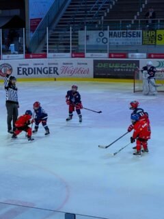 Osterwochenende in Erding 🐣🏒
Beim U9 Trophy Cup in Erding zeigten unsere Kids erneut, was in ihnen steckt.
Alle haben sich mit Leidenschaft und Tempo bis zum Schluss durchgekämpft! 💪
Am Ende sichern sie sich einen starken 2. Platz 🥈
Nur Landshut war an diesem Tag einen Tick besser. Respekt an einen starken Gegner und Glückwunsch zum Turniersieg!
Vielen Dank @young_gladiators_tsverding für das tolle Turnier, die fairen Spiele und die gute Stimmung auf und an dem Eis! ❤️💚🤍