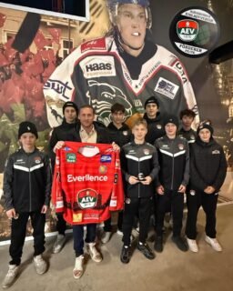 🏒Ohne starke Partner kein starkes Team!
Ein riesiges DANKE geht an Nino Kindermann von IMMONINO! 🙌
Nino ist bei uns längst mehr als nur ein Sponsor – er ist ein echter Teamplayer neben dem Eis. Egal ob als Trikotsponsor oder als engagierter Teampate beim U11 Cup – wenn Unterstützung gebraucht wird, ist Nino zur Stelle.
Als kleines Zeichen unserer großen Wertschätzung durften wir ihm unseren Förderer-Puck überreichen. 🏒✨
Danke, Nino, für deine Treue, dein Engagement und dafür, dass du unseren Nachwuchs immer wieder stark machst! ❤️💚🤍
#nurderaev #Sponsorendank #Immonino #Teamgeist #OhneEuchGehtsNicht