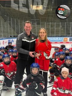 🙏 Vielen Dank @feelingwellclub.augsburg!

Durch die großartige Unterstützung von Yasemin Heinz konnte sich unser Nachwuchs neue Trainingstrikots leisten. 👕💪 
Wir sagen von Herzen Danke für deine Unterstützung und haben uns sehr über deinen Besuch bei unserem Training gefreut!

Im Rahmen des Besuchs hat Torsten Fendt den Förderer-Puck überreicht. 🏒

Gemeinsam für unseren Nachwuchs – danke, dass du Teil davon bist! 🙌

#nachwuchs #danke #sponsoring #teamgeist #vereinsliebe