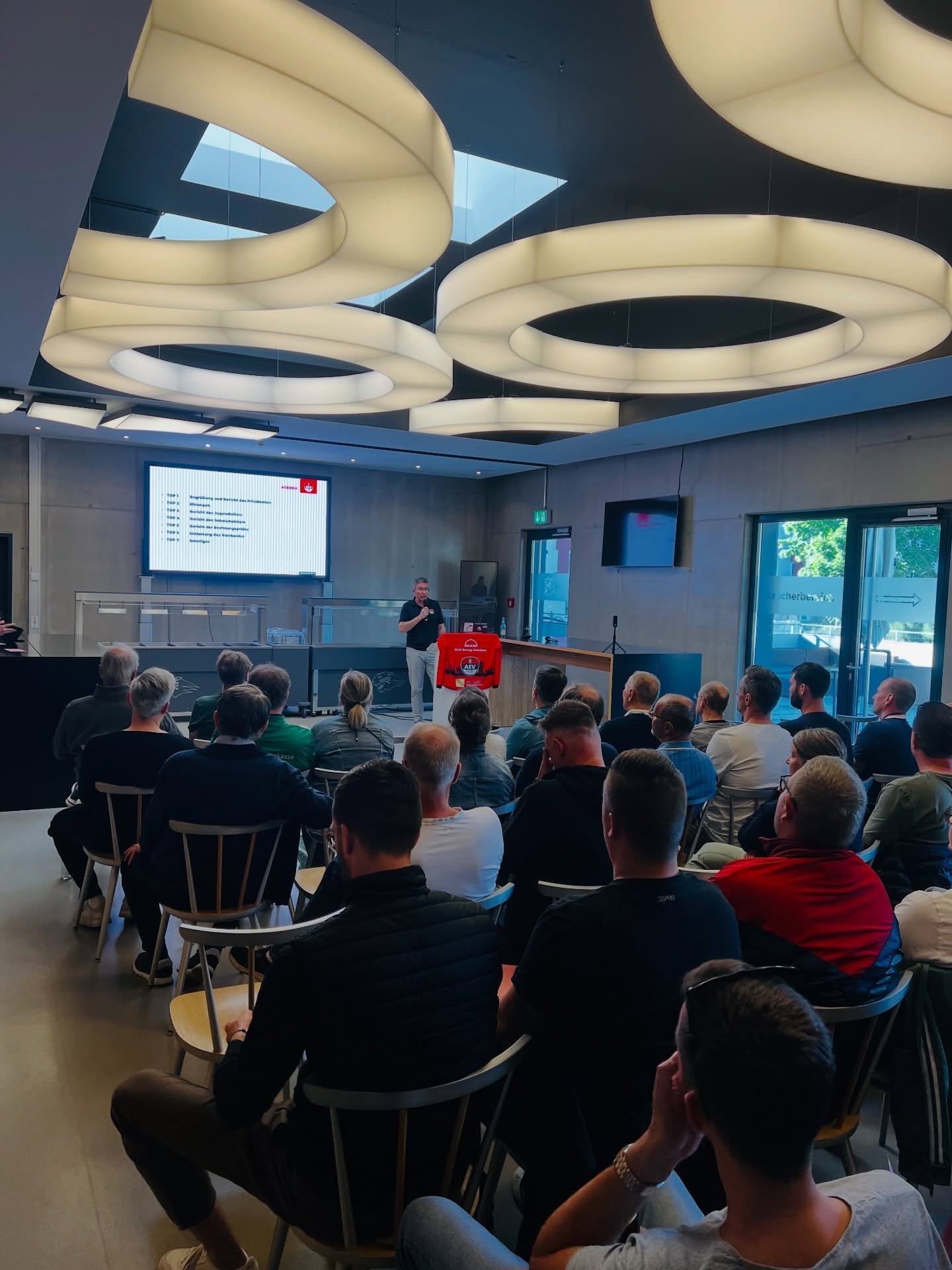 🏒 Einladung zur AEV‑Mitgliederversammlung 2026

Liebe AEV‑Familie,
es ist wieder soweit – wir laden euch herzlich zur Mitgliederversammlung 2026 ein!

📅 Montag, 04. Mai 2026
⏰ 18:00 Uhr
📍 Pantherclub im Curt-Frenzel-Stadion,
Senkelbachstr. 2, 86153 Augsburg

Tagesordnung:

1. Begrüßung & Bericht des Präsidenten
2. Berichte von Vize-Präsident, Schriftführer, 
  Jugendleiter & Beisitzern
3. Bericht des Schatzmeisters
4. Bericht der Rechnungsprüfer
5. Entlastung des Vorstandes
6. Neuwahlen
7. Sonstiges

🗳 Stimmberechtigt sind alle Mitglieder ab 16 Jahren.

Der gesamte Vorstand freut sich darauf, viele von euch zu sehen und gemeinsam die Zukunft unseres Vereins zu gestalten.

#AEV #Mitgliederversammlung #ZukunftEishockey #SportInAugsburg #NurDerAEV