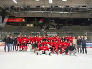 U20 verabschiedet sich in die Sommerpause! 

Nach einer wieder mal langen und aufreibenden Saison, geht es nun für Augsburgs DNL-Team in die wohlverdiente eishockeyfreie Zeit. Knapp 9 Monate waren die Jungs wieder zusammen und gaben alles für rot-grün-weiß. 
Viele Höhen und Tiefen brachte die vergangene Spielzeit mit sich. Magere 3 Punkte fehlten zum Einzug in die Play Offs, in der ersten Best of 5 Play Down Serie schon 0:2 zurückgelegen und doch den Klassenerhalt mit drei Siegen in Folge perfekt gemacht. So wird es auch in der kommenden Saison Division I Eishockey im Curt-Frenzel-Stadion zu sehen geben. 
Wie jedes Jahr werden uns Spieler verlassen, diese werden wir noch im einzelnen verabschieden. 
Jetzt gilt es neue Kräfte zu sammeln, bevor  in wenigen Wochen das Sommertraining startet. 

Wie immer möchten wir uns bei unseren Fans, Eltern, Unterstützern und allen Sponsoren sowie den AEV-Ultras bedanken. Egal ob in Düsseldorf oder in der Play Down Serie, euer Support war unglaublich! 

#nurderaev #zukunfteishockey