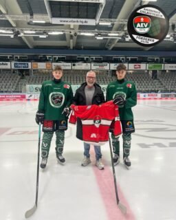 Wenn irgendwo beim AEV-Nachwuchs ein Gerät streikt, wissen wir genau, wen wir anrufen müssen… 😉🔌

Ein riesiges Dankeschön an Magnus Pest von @hitzler.tv!Seit vielen Jahren ist er für unseren Nachwuchs so etwas wie die geheime Wunderwaffe, wenn irgendwo ein Gerät zickt oder in der Wäschekammer plötzlich wieder „Notbetrieb“ angesagt ist.

Ob große oder kleine Elektrogeräte oder schnelle Hilfe im Kabinentrakt – wenn’s brenzlig wird, können wir uns immer auf Magnus verlassen. Und ganz nebenbei hat er uns auch in dieser Saison wieder mit einer Spende unterstützt und unsere Trainingstrikots möglich gemacht. 🙌👕

Lieber Magnus, danke für deine Hilfsbereitschaft, deinen Einsatz und dafür, dass du unseren Nachwuchs seit Jahren so zuverlässig unterstützt! Ohne dich würde hier manches länger stillstehen 😉❤️💚🤍

#AEVNachwuchs #DankeMagnus #TeamHinterDemTeam #Nachwuchsförderung #GemeinsamStark