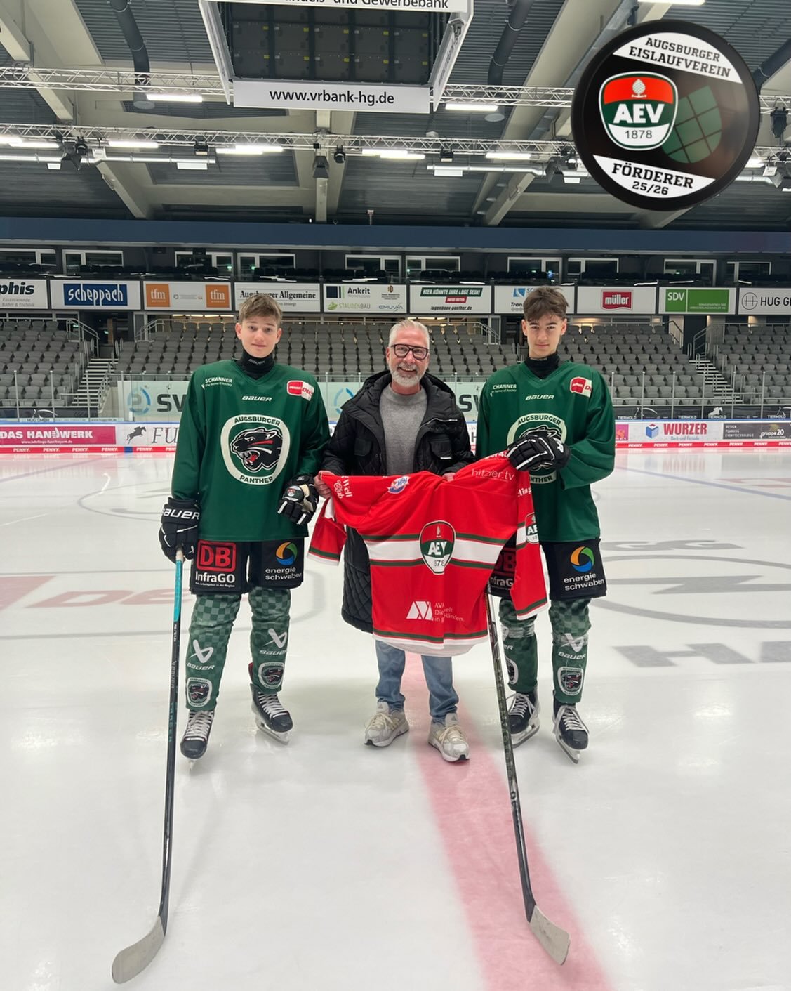Wenn irgendwo beim AEV-Nachwuchs ein Gerät streikt, wissen wir genau, wen wir anrufen müssen… 😉🔌

Ein riesiges Dankeschön an Magnus Pest von @hitzler.tv!Seit vielen Jahren ist er für unseren Nachwuchs so etwas wie die geheime Wunderwaffe, wenn irgendwo ein Gerät zickt oder in der Wäschekammer plötzlich wieder „Notbetrieb“ angesagt ist.

Ob große oder kleine Elektrogeräte oder schnelle Hilfe im Kabinentrakt – wenn’s brenzlig wird, können wir uns immer auf Magnus verlassen. Und ganz nebenbei hat er uns auch in dieser Saison wieder mit einer Spende unterstützt und unsere Trainingstrikots möglich gemacht. 🙌👕

Lieber Magnus, danke für deine Hilfsbereitschaft, deinen Einsatz und dafür, dass du unseren Nachwuchs seit Jahren so zuverlässig unterstützt! Ohne dich würde hier manches länger stillstehen 😉❤️💚🤍

#AEVNachwuchs #DankeMagnus #TeamHinterDemTeam #Nachwuchsförderung #GemeinsamStark