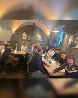 🏒 U17 - Saisonabschluss 🍽️

Ein letztes Mal zusammen sitzen – ohne Schläger, dafür mit vollem Teller 😄

Im @azsteakas.augsburg haben wir die Saison standesgemäß beendet, bevor es nächste Woche wieder heißt: schwitzen statt schlemmen 💪🔥

Danke für Tore, Checks und jede Menge Teamgeist – starke Saison, Jungs! 🔥

#U17 #Eishockey #Saisonabschluss #Team #sommertraining