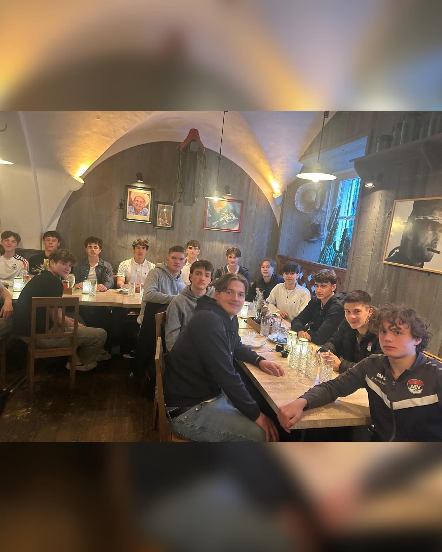 🏒 U17 - Saisonabschluss 🍽️

Ein letztes Mal zusammen sitzen – ohne Schläger, dafür mit vollem Teller 😄

Im @azsteakas.augsburg haben wir die Saison standesgemäß beendet, bevor es nächste Woche wieder heißt: schwitzen statt schlemmen 💪🔥

Danke für Tore, Checks und jede Menge Teamgeist – starke Saison, Jungs! 🔥

#U17 #Eishockey #Saisonabschluss #Team #sommertraining