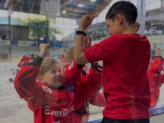 Saisonabschluss der U11 in Eppan 🏒🇮🇹

Zwei Teams. Ein Verein. ❤️💚🤍 
Und genau das haben unsere Jungs aufs Eis gebracht. Ein Wochenende mit unglaublichem Teamgeist und gegenseitigem Support! 💪

Das interne Duell gewinnt Team Rot … und ist danach fast geknickt, gegen die eigenen Jungs gewonnen zu haben. Mehr Zusammenhalt geht nicht. 🙌

🔴 Team Rot (Endjahrgang) holt den Pokal und somit den Turniersieg 🏆
⚪️ Team Weiß (Jungjahrgang) kämpft sich stark auf Platz 7 von 16 Teams

Was für ein Abschluss! Wir sind stolz auf euch alle!

#nurderaev #augschburgerjungs #zukunfteishockey