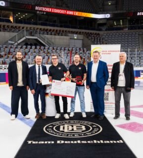 Verleihung Goldener Puck der Erich-Kühnhackl-Stiftung 2026.

Eines vorweg:
Wir sind alle unglaublich stolz, dankbar und überwältigt. Aber der Reihe nach. ❤️💚🤍

Seit über 20 Jahren zeichnet die Erich-Kühnhackl-Stiftung die besten deutschen Nachwuchsspieler in den Kategorien Torhüter, Verteidiger sowie Stürmer aus, und seit ein paar Jahren sind auch die besten Nachwuchsspielerinnen mit dabei. Dazu wird immer ein Verein für herausragende Nachwuchsarbeit geehrt. Diesmal hatte sich der neu konstituierte Vorstand um Klaus Huber etwas Besonderes einfallen lassen, denn die Preisträger durften zusammen mit ihren Angehörigen in Mannheim das Länderspiel Deutschland gegen die USA besuchen.

Der „Goldenen Puck“ für herausragende Nachwuchsarbeit, der mit 5000 Euro dotiert ist, ging heuer an den Augsburger EV und wurde von den beiden gerade erst wiedergewählten Vorsitzenden Lukas Gebele und Max Greiner entgegengenommen.

Der AEV, der mit fünf Sternen im DEB-Ausbildungsprogramm zertifiziert ist, hat eine hervorragende Laufschule und eine sehr gute Breite entwickelt. Zudem gibt es Kooperationen mit den örtlichen Schulen, und auch Eiszeiten für den „Schlägerlauf“ gehören zum Programm. „Trotz der großen Anzahl an Kindern schaffen die Augsburger eine qualitativ hochwertige Ausbildung“, heißt es in der Beurteilung durch die DEB-Verantwortlichen. „Viele gute nebenberufliche Trainer und ein gutes Vollzeit-Trainerteam gewährleisten einen hohen Ausbildungsstandard.“

Den ausführlichen Bericht mit allen Preisträgern findet ihr auf unserer Homepage Augsburger-EV.de!
Link in der Bio.

Wir gratulieren allen Preisträgern ganz herzlich.

Fotos: Citypress

#AEV #deb @erich_kuehnhackl_stiftung #eishockey #augsburg #ZukunftEishockey  @patrickehelechner @aevpanther