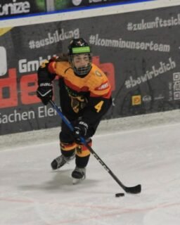🏒 Europapokal Damen U16 in Füssen 🇩🇪

Vom 22.–26. April war Alissa Klotz mit der deutschen U16-Nationalmannschaft beim Europapokal in Füssen im Einsatz. Gegen starke internationale Konkurrenz belegte das Team am Ende einen starken 3. Platz 🥉

Mit guten Leistungen und Siegen gegen Italien, Polen und Frankreich konnte die Auswahl wichtige Erfahrungen auf internationalem Niveau sammeln.

Für Alissa sicher eine besondere Woche und eine tolle Erfahrung im DEB-Trikot 👏

Mach weiter so – die AEV-Familie ist stolz auf dich ❤️💚🤍

#debteams #füssen #zukunfteishockey #europapokal