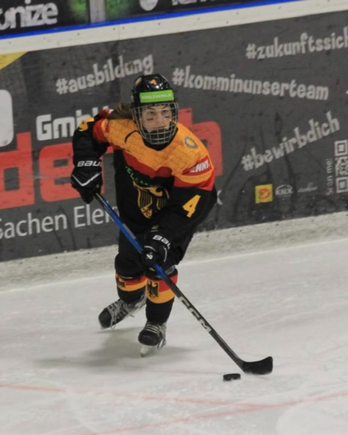 🏒 Europapokal Damen U16 in Füssen 🇩🇪

Vom 22.–26. April war Alissa Klotz mit der deutschen U16-Nationalmannschaft beim Europapokal in Füssen im Einsatz. Gegen starke internationale Konkurrenz belegte das Team am Ende einen starken 3. Platz 🥉

Mit guten Leistungen und Siegen gegen Italien, Polen und Frankreich konnte die Auswahl wichtige Erfahrungen auf internationalem Niveau sammeln.

Für Alissa sicher eine besondere Woche und eine tolle Erfahrung im DEB-Trikot 👏

Mach weiter so – die AEV-Familie ist stolz auf dich ❤️💚🤍

#debteams #füssen #zukunfteishockey #europapokal