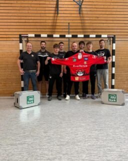 🏒🤝 Bewegung fördern. Nachwuchs stärken. Gemeinschaft leben.

Letzte Woche hat die @psdmuenchen der Grundschule St. Max neue Sport- und Turngeräte gesponsert – ein großartiger Beitrag für mehr Bewegung und Spaß im Schulalltag! 💪🎉

Natürlich ließ es sich der AEV nicht nehmen, beim Aufbau der Geräte tatkräftig mitzuhelfen. Für uns war das gleichzeitig eine schöne Gelegenheit, Danke zu sagen: Die PSD Bank unterstützt unseren Nachwuchs seit Jahren mit großem Engagement – unter anderem durch Trikotspenden, als Hosensponsor unserer U17 und U20 sowie mit gemeinsamen Aktionen wie dem Banken Battle, bei dem wir unter anderem mit neuen Aluboxen für unsere Auswärtsfahrten ausgestattet wurden. 🏒❤️

Im Rahmen des Treffens durfte Stephan Müller von der PSD Bank außerdem ein AEV-Trikot sowie den Förderer-Puck als Zeichen unserer Wertschätzung entgegennehmen. 🙌

Vielen Dank für die starke Partnerschaft und die großartige Unterstützung unseres Nachwuchses – auf und neben dem Eis!

#AEV #Nachwuchs #PSDBank #Teamwork #GemeinsamStark

: