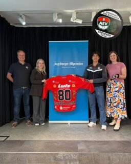 80 Jahre Augsburger Allgemeine – herzlichen Glückwunsch! 🎉

Seit vielen Jahren verbindet den AEV und die @augsburger_allgemeine eine starke und vertrauensvolle Partnerschaft. Für die langjährige Unterstützung möchten wir einfach Danke sagen!

Als kleines Dankeschön durften wir zum 80-jährigen Jubiläum ein personalisiertes AEV-Trikot sowie einen Fördererpuck überreichen.

Wir freuen uns auf viele weitere gemeinsame Jahre und bedanken uns für die tolle Zusammenarbeit! ❤️🤍💚

#AEV #AugsburgerAllgemeine #80Jahre #Partnerschaft #Danke