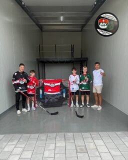 🏒 Support für unseren Nachwuchs! ❤️🤍💚
Ein großes Dankeschön an Stefan Wiedemann @wiede_xx und seine Familie für die tolle Unterstützung unserer Nachwuchsarbeit! 🙌
Mit zwei eigenen Söhnen im AEV-Nachwuchs weiß Stefan genau, wo hin und wieder Unterstützung gebraucht wird. Umso mehr freuen wir uns über den Zuschuss zu unseren neuen Trainingstrikots! 🏒
TJ und ein paar seiner Jungs aus der U15 haben deshalb bei @lager4all in Täfertingen vorbeigeschaut, um persönlich Danke zu sagen. 🤝
#AEVNachwuchs #GemeinsamStark #Danke #Nachwuchsförderung #zukunfteishockey