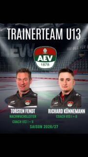 🏒 Unser U13-Trainerteam für die Saison 2026/27! 🔴🟢⚪️
Erfahrung trifft auf junge Energie: Mit Torsten Fendt und Richard Künnemann wird unsere U13 von einem starken Trainerduo betreut.
Als Cheftrainer des Wachstumsbereichs und langjähriger Nachwuchstrainer steht Torsten Fendt für Erfahrung, Fachkompetenz und Leidenschaft. Der ehemalige Eishockeyprofi und @aevpanther Kapitän, begleitet seit vielen Jahren die Entwicklung zahlreicher Nachwuchsspieler beim AEV und bringt sein Wissen täglich auf und neben dem Eis ein.
Mit Richard Künnemann steht ihm ein motivierter Youngster zur Seite, der in seine zweite Saison als AEV-Trainer geht. Mit viel Engagement und frischen Impulsen unterstützt er die Spieler auf ihrem Weg und bildet gemeinsam mit Torsten ein ideales Trainerteam.
Die U13 ist die letzte Station des Grundlagentrainings und ein wichtiger Meilenstein auf dem Weg in den Leistungsbereich. Erstmals wird auf dem Großfeld gespielt, technische Fertigkeiten werden weiter verfeinert und das Zusammenspiel als Team gewinnt zunehmend an Bedeutung.
🔥 Leidenschaft
💪 Disziplin
🏒 Einsatz
Diese Werte stehen für unsere U13 und für die tägliche Arbeit unserer Trainer.
Wir freuen uns auf die Saison 2026/27 und wünschen Torsten, Richard und dem gesamten Team viel Erfolg! 👏
Ausführliche Infos auf Augsburger-ev.de (Link in der Bio)
#ZukunftEishockey #AugsburgerJungs #Eishockey #AEV #Augsburg