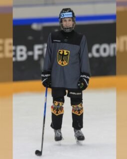 Unsere U17‑Spielerin Alissa Klotz hat vom 08.–12.07. am U18‑Sommerlehrgang des DEB in Füssen teilgenommen – eine besondere Ehre, denn ihr Jahrgang startet eigentlich erst in der U16.

Die Einladung ist das Ergebnis ihrer harten Arbeit in der Saison 25/26 und ihrer starken Leistungen beim U16‑Europapokal im April.
In Füssen konnte Alissa viele neue Eindrücke, Erfahrungen sammeln und zeigen, dass sie auch das Niveau der höheren Altersklasse souverän mitgeht.

Wir sind stolz 🤗 und drücken ihr die Daumen für weitere Nominierungen – und dass sie den AEV auch künftig auf höchstem Level vertreten darf!

#ZukunftEishockey #AENachwuchs #AEV #DEB @deb_teams #Augsburg