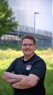 Herzlich Willkommen Patrick in der AEV Familie
🔴🟢⚪️
Patrick Böck ist 31, Eishockey‑Verrückter, Vereinsmensch und Organisationsprofi aus Schmiechen‑Unterbergen. Seit 15 Jahren auf dem Eis, seit 13 Jahren 1. Vorsitzender eines Hobbyvereins im Schwabencup – Sport ist sein Element. Beruflich im Eissport zuhause, privat zwischen Grill, Playstation, Konzerten, Formel 1 und Freunden.
Mit seiner Frau seit 2013 unzertrennlich, Katzenpapa und im Landkreis Augsburg verwurzelt.
Wenn Sport laufen kann, läuft Sport. Punkt.
Was er alles macht? Siehst du im Reel 👉 und ausführlich auf unserer Homepage - Link in der Bio.
#aevinside #AEV #Eishockey #office #augsburg
