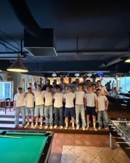 Bowling, gutes Essen, kühle Getränke und jede Menge Teamgeist – ein gelungener Abend mit der U20 des AEV! 🎳🍔🥤

Abseits des Eises stand heute das Miteinander im Mittelpunkt. Gemeinsam lachen, Zeit verbringen und als Team weiter zusammenwachsen – so geht Teamspirit!
 #zukunfteishockey #nurderaev