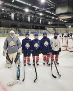 🏒 Vom 01.–03.08. fand das U14/U15 BEV Elite Camp in Landshut statt.

Wir freuen uns besonders, dass in den beiden Jahrgängen insgesamt neun Spieler des AEV vertreten waren. 💪👏
Mit dabei waren: Nevio Hamm, Eliah Rekis, Moritz Heichele, Tim Graßhof, Emil Löfflad, Moritz Beinhofer, Moritz Eisenbarth, Philipp Karsten und Luca Wohlhüter

Für unsere Jungs war das der perfekte Start in die neue Eissaison, bevor es im CFS weitergeht. Wir sind stolz auf euch und wünschen euch weiterhin viel Erfolg und vor allem jede Menge Spaß auf dem Eis! 🔥💚

Weiter so, Jungs! 💪🏒
 #nurderaev #BEVEliteCamp #Landshut #Eishockey #zukunfteishockey