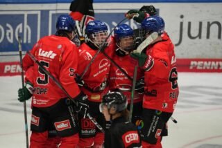 Unsere U20 startet mit folgenden Spielen in die Preseason:

Samstag, 08.08.26 AEV U20 - ESV Kaufbeuren (15:45 Uhr)

Sonntag, 09.08.26 ESV Kaufbeuren - AEV U20 (11:00 Uhr)

Samstag, 15.08.26 EV Füssen - AEV U20 (20:00 Uhr) 

Sonntag, 16.08.26 AEV U20 - Újpesti Jégkorong Akadémia (15:15 Uhr) 

Samstag, 22.08.26 Schwenninger ERC - AEV U20 (13:15 Uhr)

Sonntag, 23.08.26 AEV U20 - Schwenninger ERC (12:45 Uhr) 

Bei allen Heimspielen in der Vorbereitung ist der Eintritt frei, Eingang über die Terrasse des CFS'

#nurderaev #zukunfteishockey