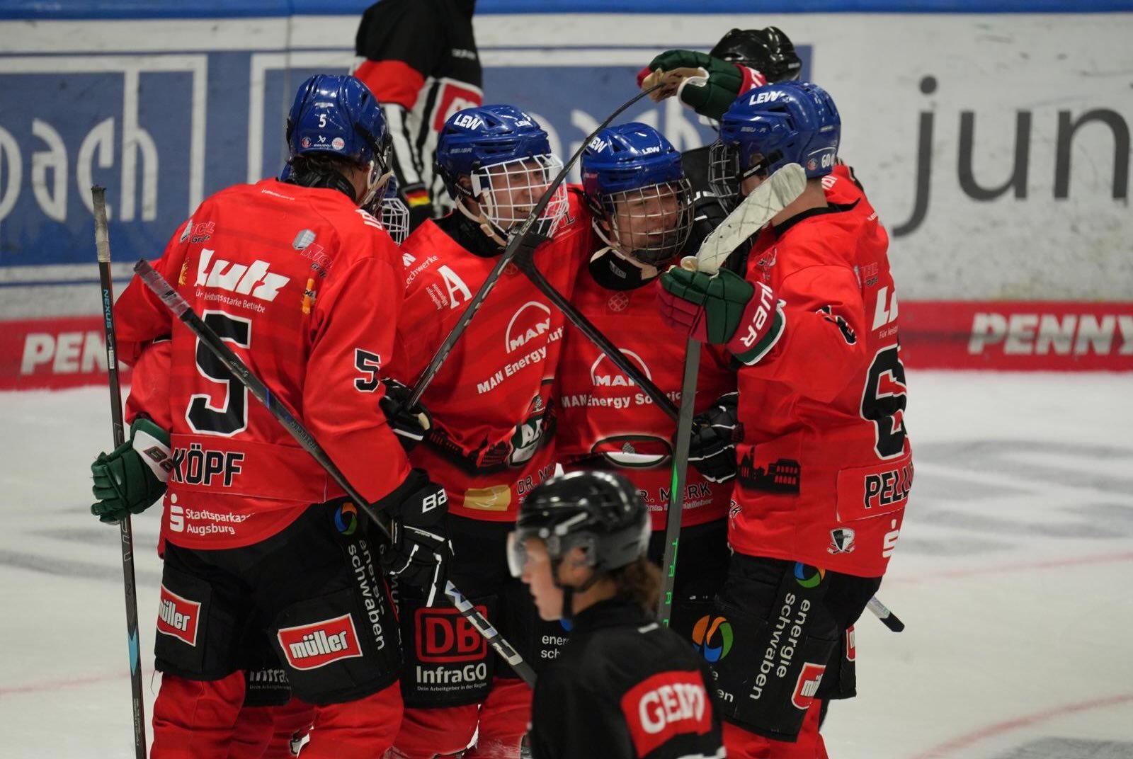 Unsere U20 startet mit folgenden Spielen in die Preseason:

Samstag, 08.08.26 AEV U20 - ESV Kaufbeuren (15:45 Uhr)

Sonntag, 09.08.26 ESV Kaufbeuren - AEV U20 (11:00 Uhr)

Samstag, 15.08.26 EV Füssen - AEV U20 (20:00 Uhr) 

Sonntag, 16.08.26 AEV U20 - Újpesti Jégkorong Akadémia (15:15 Uhr) 

Samstag, 22.08.26 Schwenninger ERC - AEV U20 (13:15 Uhr)

Sonntag, 23.08.26 AEV U20 - Schwenninger ERC (12:45 Uhr) 

Bei allen Heimspielen in der Vorbereitung ist der Eintritt frei, Eingang über die Terrasse des CFS'

#nurderaev #zukunfteishockey