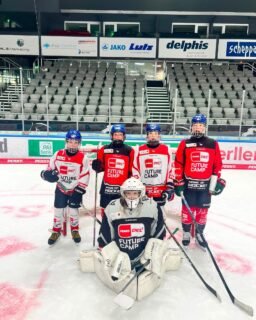 🏒 PENNY DEL FUTURE CAMP in Augsburg! 🏒

Letzte Woche hieß es in Augsburg: FUTURE CAMP statt Ferienmodus! 😎

Unsere Jungs aus der U13 & U15 durften beim PENNY DEL Future Camp gemeinsam mit Nachwuchstalenten der DEL-Klubs aus dem Süden vier intensive Tage auf und neben dem Eis erleben. Neue Skills, neue Challenges, neue Leute – und natürlich jede Menge Pucks! 🏒💨

Mit dabei:

🔥 U13
Nico Zeitner · David Andreas · Jan Marutin · Tim Fettich · Nils Henriksson

🔥 U15
Felix Schaale · Tim Graßhof · Eliah Rekis · Nevio Hamm · Moritz Heichele

Harte Arbeit auf dem Eis, jede Menge Spaß daneben – genau so muss Hockey sein! 😎💪

Danke an @penny.del für dieses mega Erlebnis und die Chance, Teil des Future Camps zu sein! 🙌❤️

#PENNYDELFutureCamp #PENNYDEL #zukunfteishockey #curtfrenzelstadion