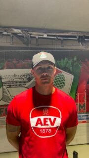 Neuer Athletik Coach beim AEV!
Seit 01.08. verstärkt Nico Nussbauer unseren Nachwuchs von der U13–U20.

Wir freuen uns auf deine Energie, Expertise und neuen Impulse für unseren Nachwuchs. 

Herzlich willkommen Nico. 💪🏃‍♂️

Mehr auf augsburger-ev.de —> Link in der Bio.

#ZukunftEishockey #NurDerAEV #Augsburg #Eishockey #Coach