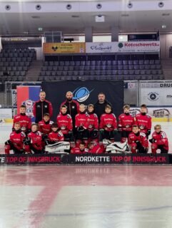 🏔️Alpencup in Innsbruck 🏔️🦈
Den Auftakt macht unsere U9…

Nach einem starken Turniertag ziehen unsere #augschburgerjungs ungeschlagen und ohne Umwege in das Finale ein 💪

Gegen die Gastgeber geben die Jungs noch einmal alles und zeigen, dass sie den Turniersieg wirklich wollen. 
Am Ende holen sich die Kids mit Vollgas den 1. Platz. 🥇 

Vielen Dank für die Einladung @hcijuniors, für das tolle Turnier und die fairen Spiele!🏒

❗️Morgen ist unsere U11 beim Alpencup am Start.
Wir wünschen auch euch viel Erfolg ❗️
📢Auf geht’s Augschburg, auf geht’s! ❤️💚🤍

#ZukunftEishockey #Eishockey #AEV #Augsburg