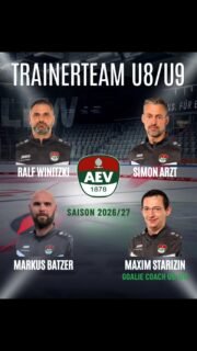 U8/U9 – Unsere Coaches für die neue Saison 26/27
Ralf Winitzki, Simon Arzt und Markus Batzer führen unsere drei Teams in und durch die Saison.
Goalie Coach Maxim Starizin stärkt zusätzlich die Torhüter der U9 und U11.
Teamgeist, Spaß, Entwicklung und Disziplin stehen im Mittelpunkt. ❤️💚🤍

Wir wünschen euch viel Spaß, viele Eindrücke und Erfolg für die Saison. 

Mehr auf augsburger-ev.de – Link in der Bio. 

#ZukunftEishockey #AEV #Augsburg #Eishockey #AugsburgerJungs & Mädels 😚