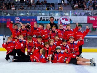 🏔️ Alpencup in Innsbruck 🏔️🦈
Am Sonntag ging es weiter mit unserer U11…

Nach einem etwas holprigen Start ins Turnier und finden unsere Kids immer besser ins Spiel und geben zum Ende hin noch einmal richtig Vollgas.

Kurz flammt sogar die Hoffnung auf, doch noch den Sprung ins Finale zu schaffen. Am Ende bleibt es aber bei Spiel im Platz 3.

Im kleinen Finale belohnt sich das Team zum Saisonauftakt mit dem 3. Platz! 🥉 ❤️💚🤍

Kommendes Wochenende geht es für den AEV noch einmal nach Innsbruck zu den @hcijuniors. Dann heißt es Daumen drücken für unsere U8 und U10! ✊

#nurderaev #zukunfteishockey
