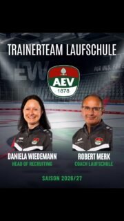 AEV Laufschul-Trainerteam.
Die ersten Schritte auf dem Eis – für viele Kinder beginnt hier ihre Reise im Eishockey.
Unsere Laufschule wächst weiter: rund 100 Kinder pro Saison, in der Spitze sogar bis zu 120 kleine Läuferinnen und Läufer.
Gerne würden wir mehr Kindern den Zugang zum Eishockey ermöglichen, allerdings ist dies ohne zweite Eislauffläche #EinhausungBahn2 leider aktuell nicht möglich.
Im Mittelpunkt stehen zwei Menschen, die diese Entwicklung seit Jahren prägen und kontinuierlich ausgebaut haben.
Voran Daniela Wiedemann, Head of Recruiting und hauptverantwortliche Trainerin, und Robert Merk, Coach, langjährige, erfahrene und verlässliche Unterstützung auf und neben dem Eis.
Mit einem großen Team aus Helferinnen und Helfern sorgen sie dafür, dass jedes Kind mit Spaß, Sicherheit und Freude das Eislaufen lernen kann.
Wir wünschen euch viel Spaß und tolle Momente in der neuen Laufschulsaison. 🔴🟢⚪️
👉 Den ausführlichen Beitrag findet ihr auf unserer Homepage: Link in der Bio
augsburger-ev.de/unser-trainerteam-der-aev-laufschule/
#ZukunftEishockey #AEV #Eishockey #Augsburg