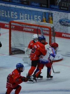 Durchwachsene Leistungen der U13 – wertvolle Erfahrungen – klare Learnings

Am letzten Freitag begrüßten wir unseren Kooperationspartner @ecpeiting_juniors im #CFS.
Die Defensivarbeit bot auf beiden Seiten noch reichlich Luft nach oben, dafür entwickelte sich ein torreiches Spiel, das unsere Jungs mit 8:6 für sich entscheiden konnten.

Am gestrigen Sonntag folgte der Jungjahrgang der Einladung nach Innsbruck zum U12 TIWAG Alpencup.
Top‑Teams aus Kloten 🇨🇭, Salzburg 🇦🇹, Rheintal 🇨🇭 und den Gastgebern @hcijuniors 🇦🇹 waren am Start.
Sieg und Niederlage lagen eng beieinander – am Ende sicherten sich unsere Kufencracks den 3. Platz.

Ebenfalls gestern spielte die U13 I zuhause gegen den EV Füssen.
Wir fanden von Beginn an nicht in die Partie, während Füssen cleverer, aggressiver und effektiver agierte.
Erst im letzten Drittel kam die Mannschaft auf Betriebstemperatur, die deutliche 1:7‑Niederlage ließ sich jedoch nicht mehr verhindern.

Jetzt heißt es:
Erfahrungen mitnehmen. Weiter hart arbeiten. Aus dem ersten Wochenende lernen.
Die Saison ist noch nicht gestartet – und wir nutzen jede Trainingseinheit.

Am kommenden Freitag geht es für die U13 I mit dem 🚂 zum U13 DEG Sommer Cup nach Düsseldorf.

#ZukunftEishockey #AEV #Eishockey #AEVu13