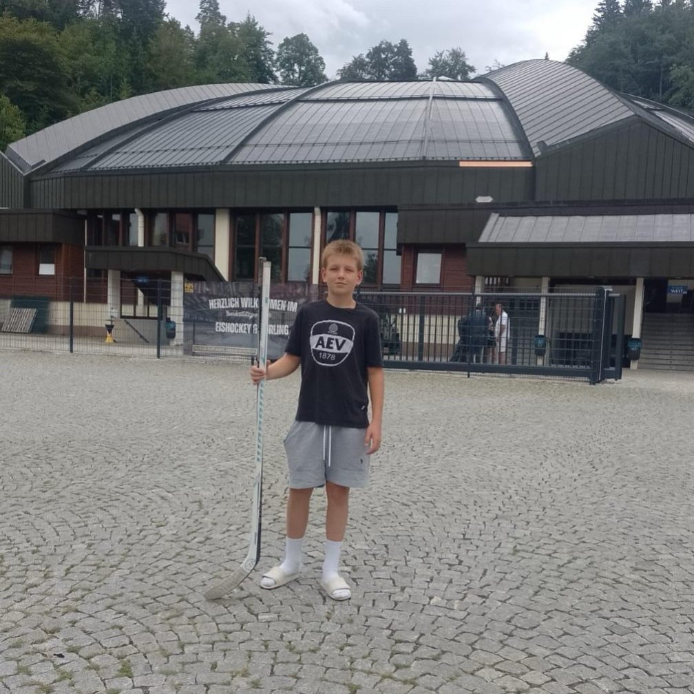 RECAP - BEV U13 Elite Camp vom 08. - 10 August in Füssen.
Drei Spieler unserer U13 wurden eingeladen.
David Andreas (Bild), Jan Marutin und Tim Fettich.
Verletzungs-/krankheitsbedingt mussten Jan und Tim das Camp leider abbrechen oder absagen.

Jungs bleibt weiter so ehrgeizig und wissbegierig.
Viel Erfolg dabei. Wir sind stolz auf euch.

#ZukunftEishockey #BEV #AEV #AugsburgerJungs #camp