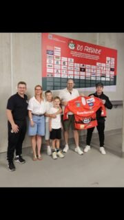 🔵 Rohrreinigung Bernhard & Mayer – neuer Partner des AEV

Die Rohrhelden aus Neusäß sind neuer Partner des Augsburger EV und unterstützen unseren Nachwuchs als Trikotsponsor von U9 bis U17. Ein starkes Zeichen für regionale Verbundenheit und nachhaltige Jugendförderung.

👉 Ausführlicher Bericht auf unserer Homepage:
https://augsburger-ev.de/bernhard-mayer-neuer-partner-des-aev/

Wir freuen uns auf die gemeinsame Partnerschaft. 🤝

#ZukunftEishockey #nurderaev #Sponsoring #Augsburg #regional