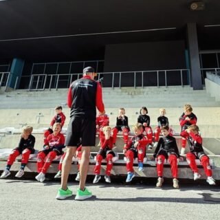 🏆 TURNIERSIEGER 🏆
Unsere U8 räumt in Innsbruck noch einmal richtig ab! 

Von der ersten Minute an waren die Kids voll da und haben so alle Vorrundenspiele souverän gewonnen. 
Und auch im Finale ließ unsere U8 keinen Zweifel daran, wer sich den Pokal schnappt! 🏆

6 Spiele. 6 Siege. Was für eine Leistung!
Den Turniersieg habt ihr euch sowas von verdient! 👏

#zukunfteishockey #nurderaev