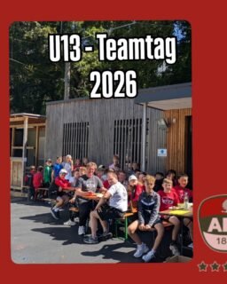 AEV U13 Teamtag 2026 – es war einiges geboten. 🏃🏋️🥅🏒

• Zwei Eiseinheiten – konzentriert arbeiten, miteinander besser werden
•Athletik & Kraft – Stabilität, Power, Beweglichkeit
•Spiel & Spaß – lachen, ausprobieren, zusammen wachsen
•Verantwortung übernehmen – kleine Aufgaben, große Wirkung
•Theorie & Werte – Hockey verstehen, Haltung zeigen
•Gemeinsam essen – Zeit teilen, Energie tanken

Danke ❤️ an alle Trainer, Betreuer und Eltern für euren Einsatz und die Verpflegung mit Obst, Salate, Würstchen und die Backwaren der @baeckerei.wolf .
Solche Tage funktionieren nur, weil ihr alle es erst möglich macht.

#AEVu13 #team Tag #ZukunftEishockey #spass #Augsburg