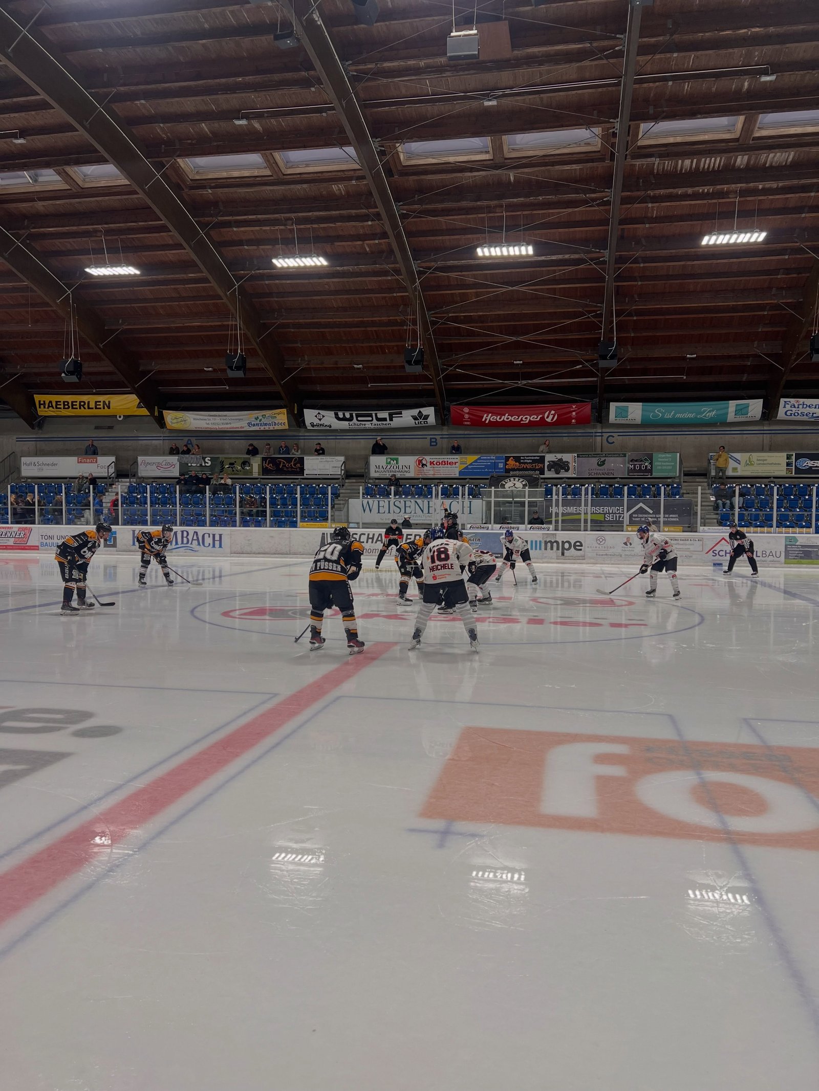 Erster Saisonsieg für die AEV U20!
Die Augsburger haben gestern auswärts beim EV Füssen ihren ersten Saisonsieg eingefahren. In einer spannenden und umkäpften Partie setzte sich der AEV am Ende mit 3:2 durch.
Nach einem 0:1 und 2:1 Rückstand drehten die Augsburger das Spiel durch Tore von Giovanni Patat und Samuel Eder, ehe Oli Oberth in der 40. Minute den entscheidenden Treffer zum 3:2 erzielte.
Mit großem Einsatz verteidigte die Mannschaft die Führung bis zur Schlusssirene und belohnte sich dank einer soliden Auswärtsleistung mit den ersten drei Punkten der Saison.
Nächstes Spiel: Samstag, 05.09.26 EC Bad Tölz - AEV U20 (19:30 Uhr, Bad Tölz) #nurderaev #zukunfteishockey